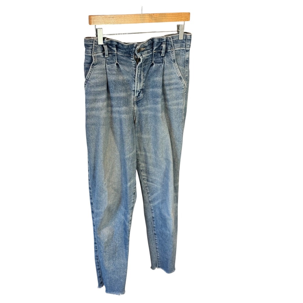 Hollister Ultra High-Rise Mom Jeans Light Wash Pleated Raw Hem